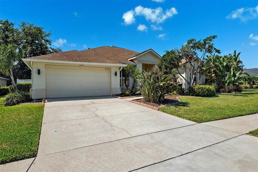 Picture of 2323 Eagle Bluff Drive, Valrico FL 33596
