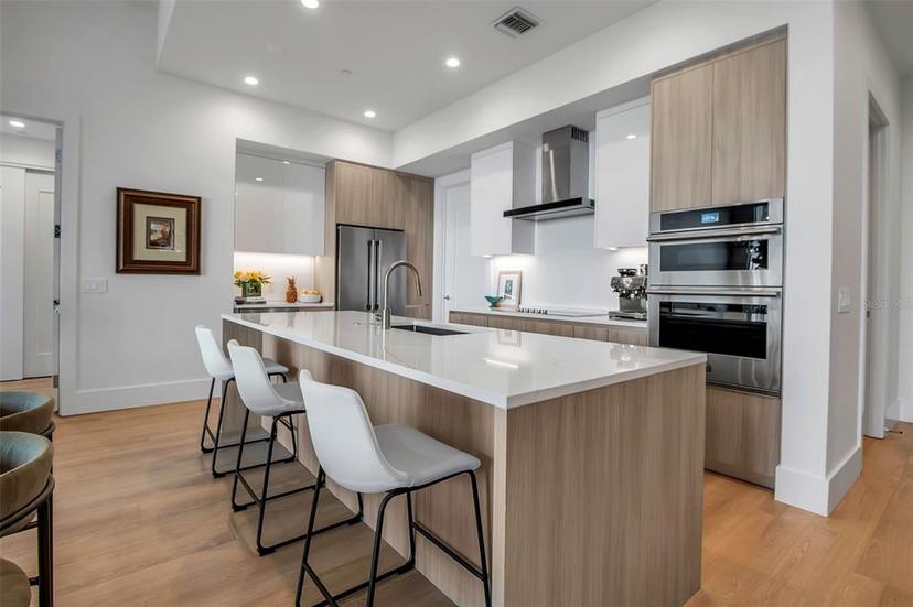 Picture of 301 Quay Commons Unit 503, Sarasota FL 34236