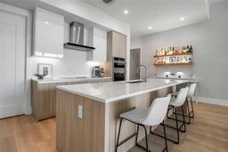Picture of 301 Quay Commons Unit 503, Sarasota, FL 34236