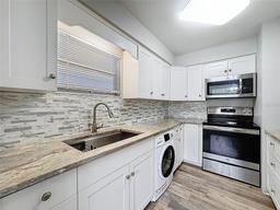 Picture of 5509 Fountain Lake Circle Unit C209, Bradenton, FL 34207