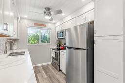 Picture of 649 Tamiami Trail S Unit 106, Venice, FL 34285
