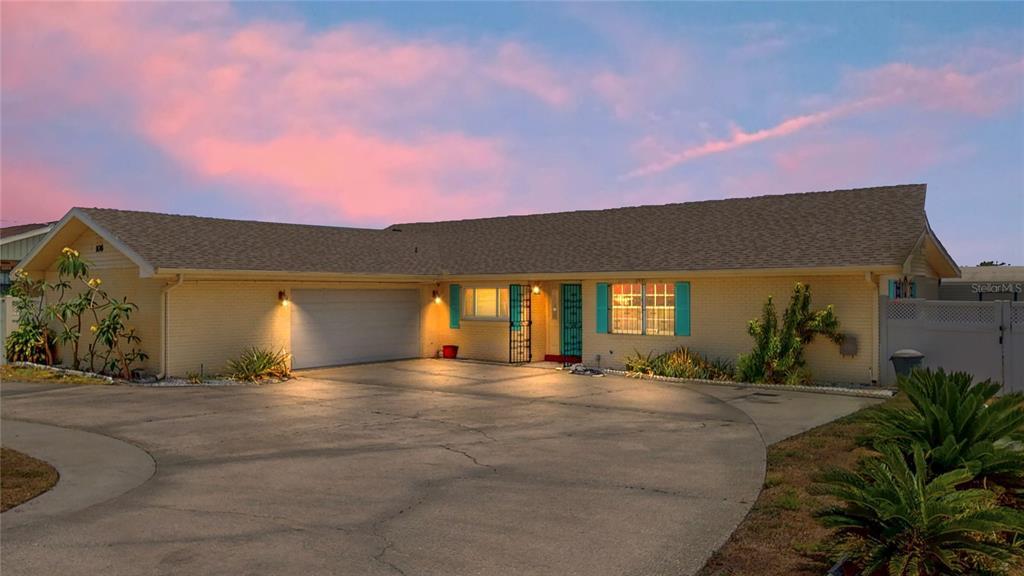 Picture of 108 Lake Howard Dr Nw, Winter Haven, FL 33880