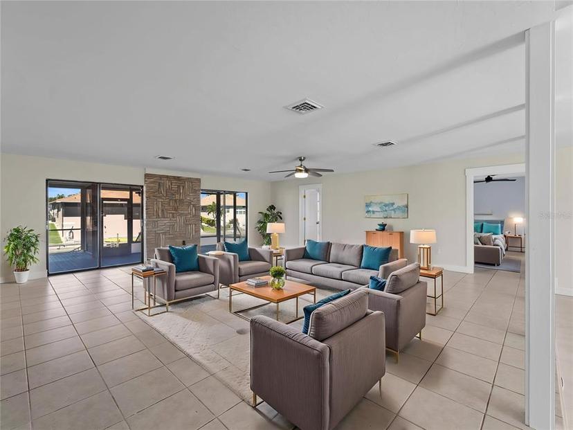 Picture of 318 Oakwood Circle, Englewood FL 34223