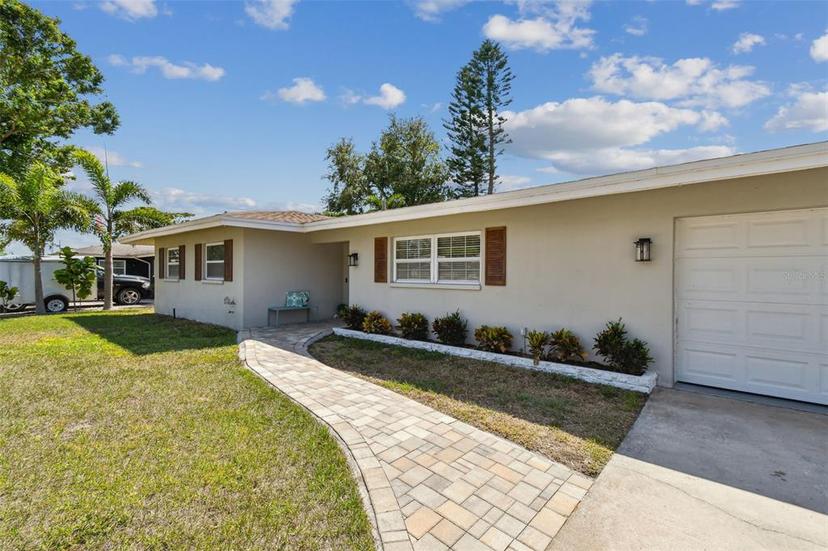Picture of 10374 Hetrick Circle E, Largo FL 33774
