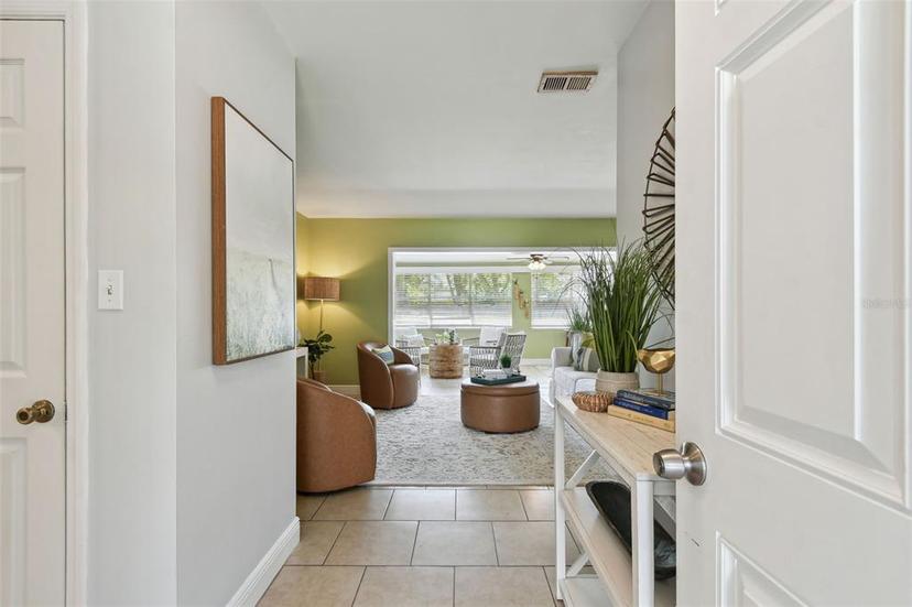 Picture of 10374 Hetrick Circle E, Largo FL 33774