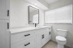 Picture of 360 E Wentworth Circle, Englewood, FL 34223