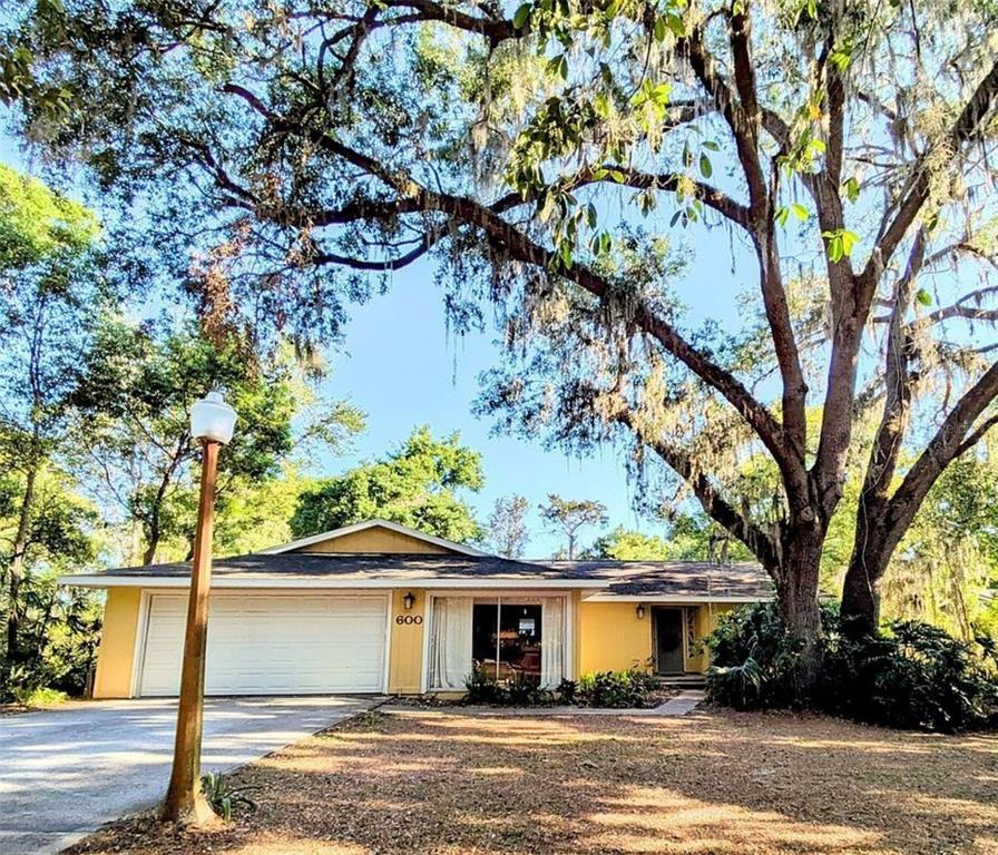 Picture of 600 Lake Street, Fruitland Park, FL 34731