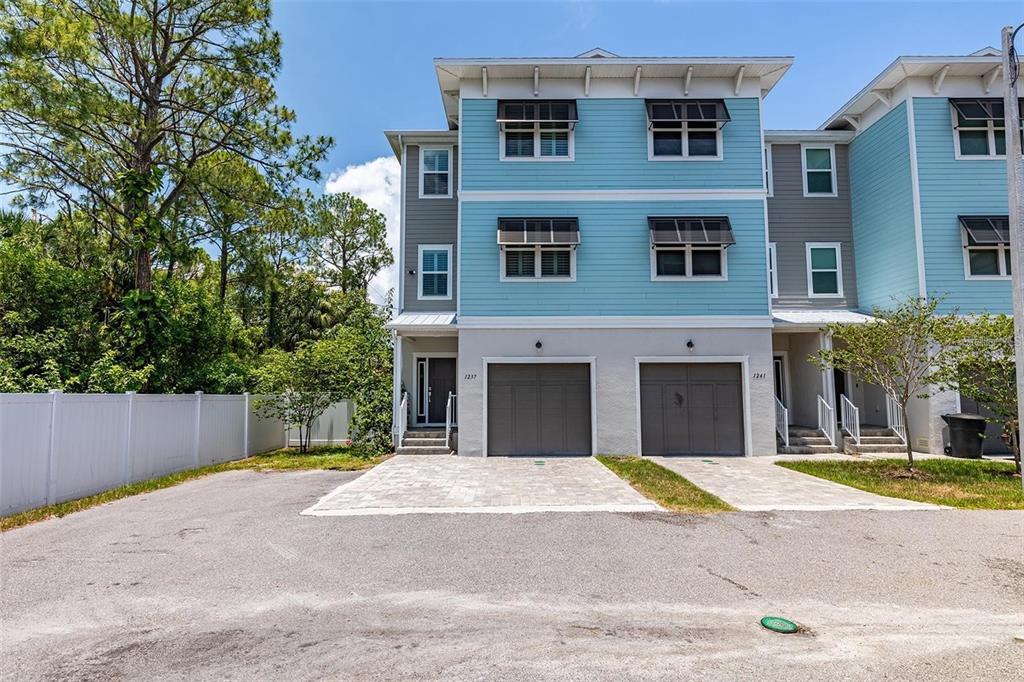 Picture of 1237 Savona Drive Ne, St Petersburg, FL 33702