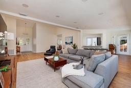 Picture of 733 Captiva Court Ne, St Petersburg, FL 33702