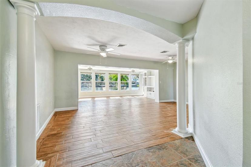 Picture of 9265 Treasure Ln Ne, St Petersburg FL 33702