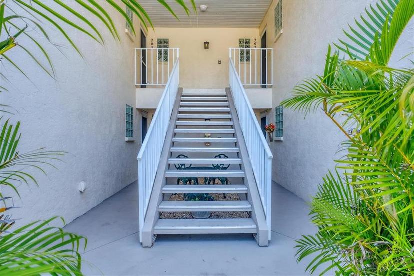 Picture of 819 Montrose Drive Unit 102, Venice FL 34293
