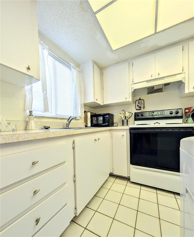 Picture of 3559 Lake Bayshore Drive Unit J-204, Bradenton FL 34205