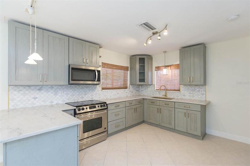 Picture of 301 89Th Avenue Ne, St Petersburg FL 33702