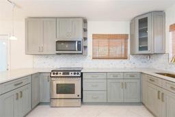 Picture of 301 89Th Avenue Ne, St Petersburg, FL 33702