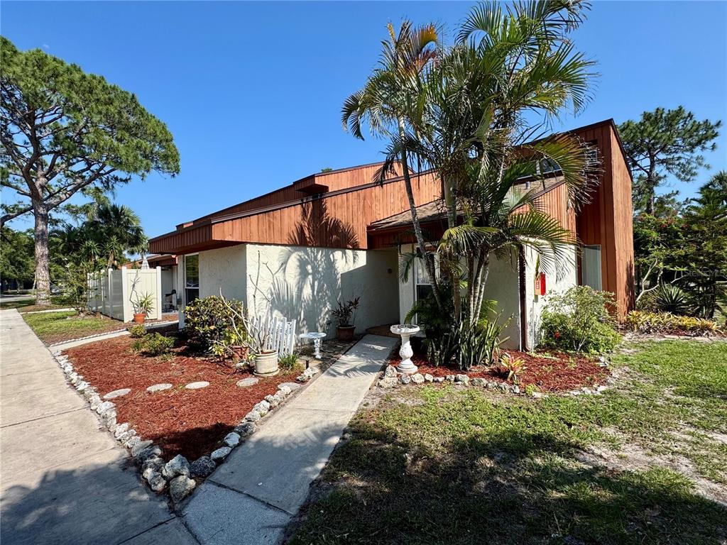 Picture of 2058 Sunset Point Road Unit 11, Clearwater, FL 33765