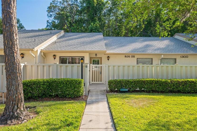 Picture of 1300 Shady Pine Way Unit B, Tarpon Springs FL 34688