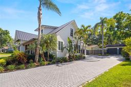 Picture of 5610 N River Shore Drive, Tampa, FL 33603