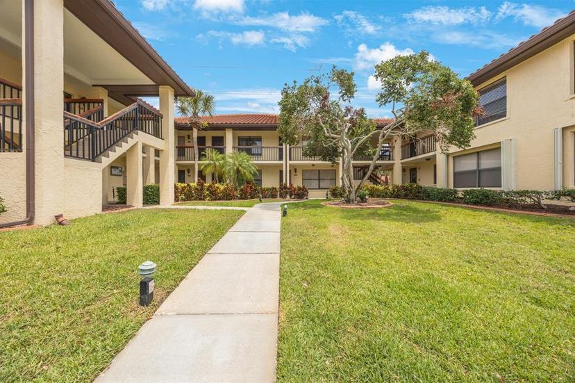 Picture of 404 Hammock Pine Boulevard Unit 404, Clearwater FL 33761