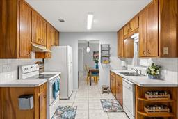 Picture of 9752 County Road 121, Wildwood, FL 34785