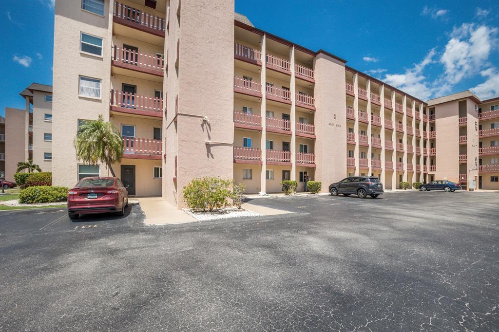 Picture of 4015 Lake Bayshore Drive Unit 108, Bradenton, FL 34205