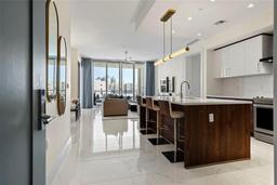 Picture of 111 S Pineapple Avenue Unit 813, Sarasota, FL 34236