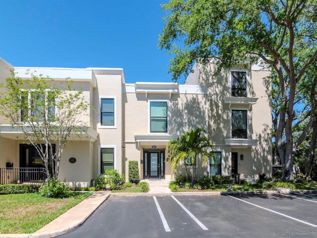 Picture of 2807 W Hawthorne Road Unit 11, Tampa, FL 33611