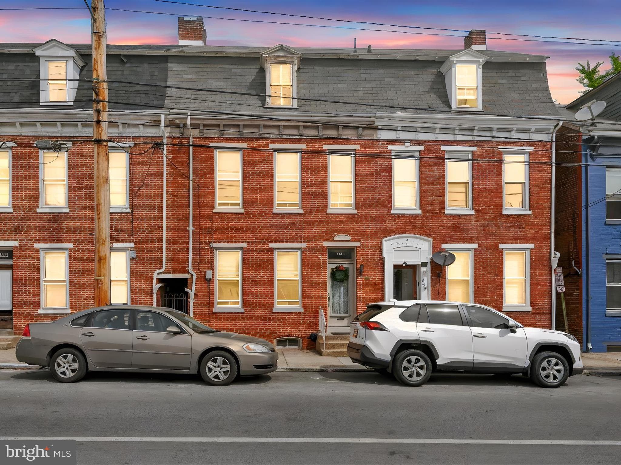 Home for sale at 431 W King Street, York, Pennsylvania 17401, photo 2 of 3