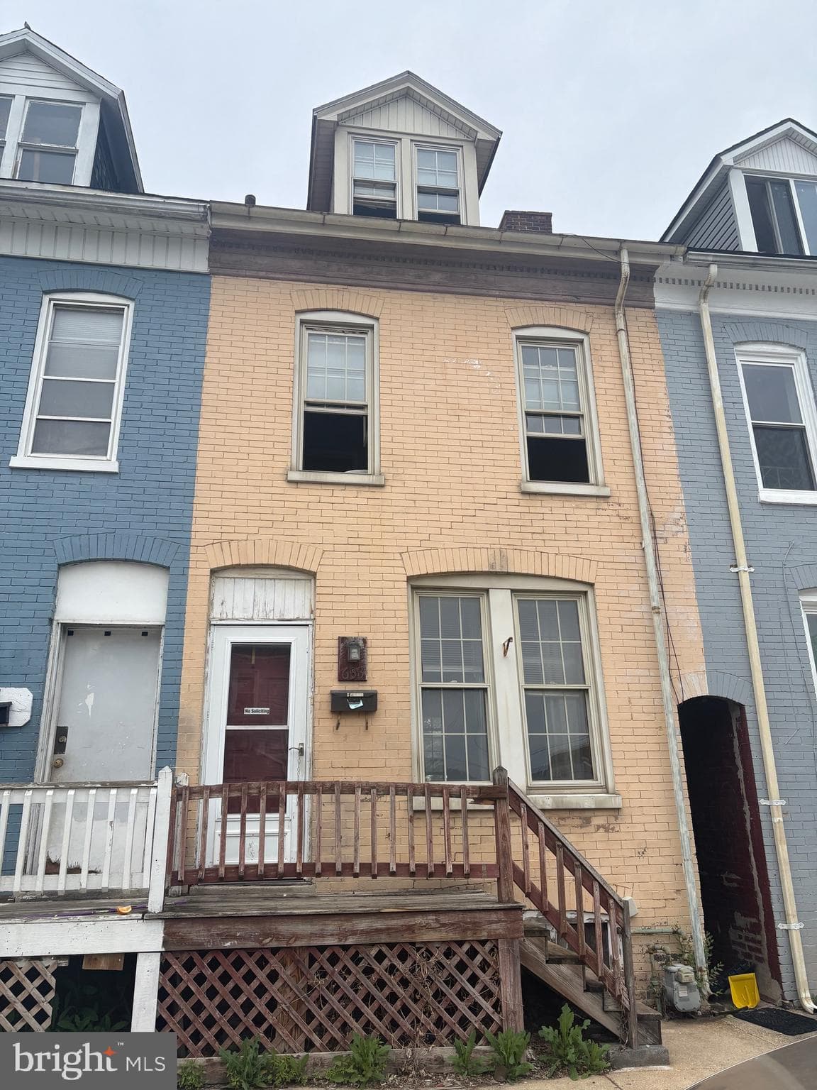 Listing photo of 3-bedroom home at 633 York Street, York, Pennsylvania 17403, photo 1 of 3