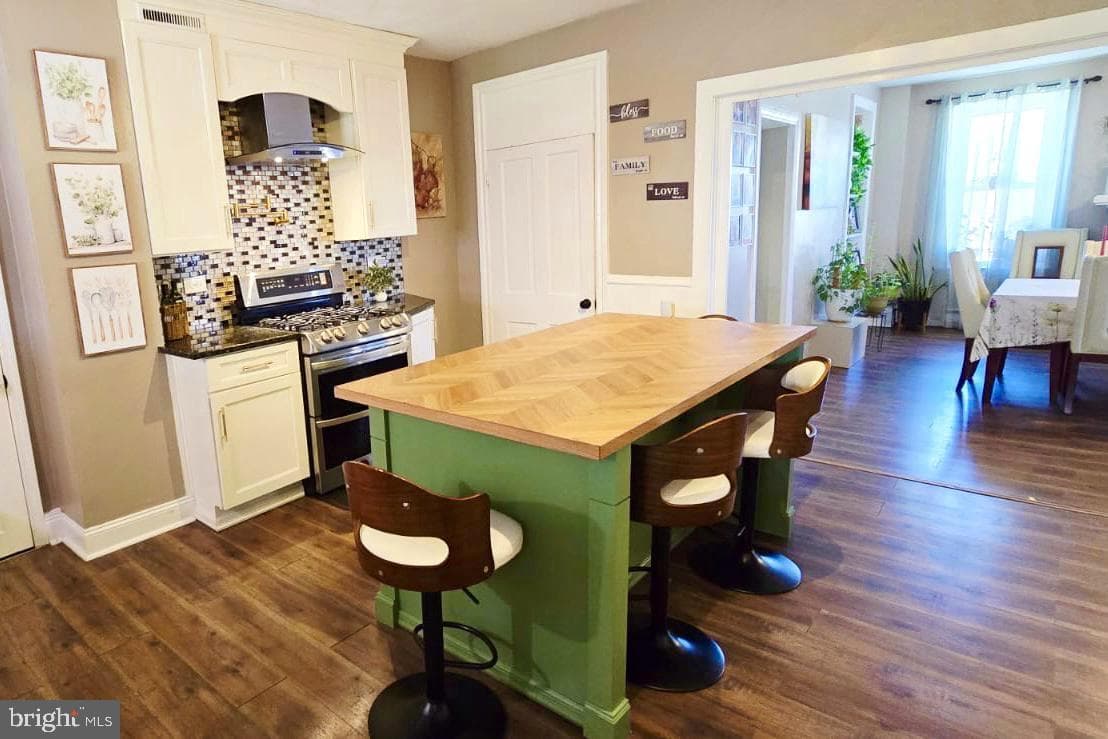Home for sale at 1122 Hanover Road, York, Pennsylvania 17408, photo 5 of 36