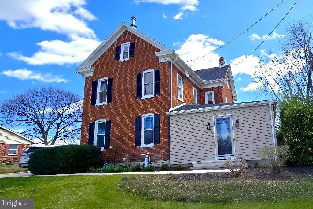 Home for sale at 1122 Hanover Road, York, Pennsylvania 17408, photo 2 of 3