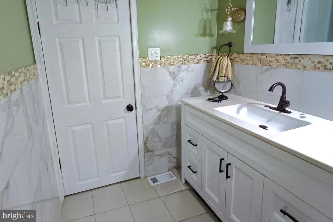 Home for sale at 1122 Hanover Road, York, Pennsylvania 17408, photo 19 of 36