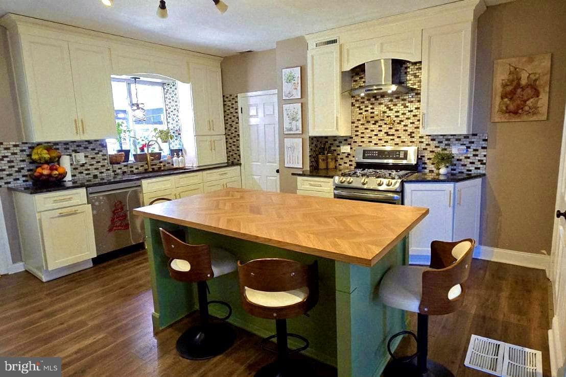 Home for sale at 1122 Hanover Road, York, Pennsylvania 17408, photo 3 of 3