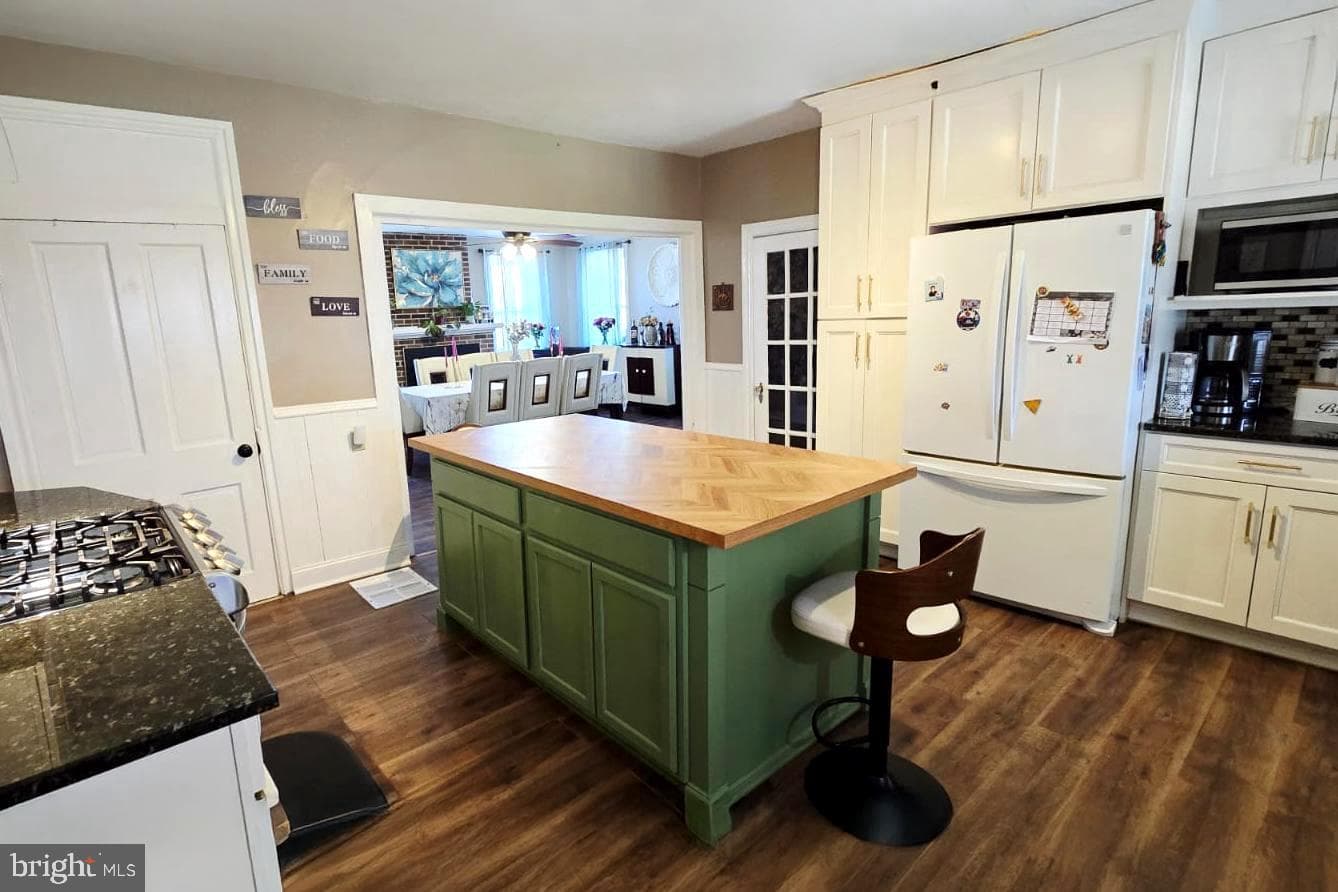 Home for sale at 1122 Hanover Road, York, Pennsylvania 17408, photo 4 of 36