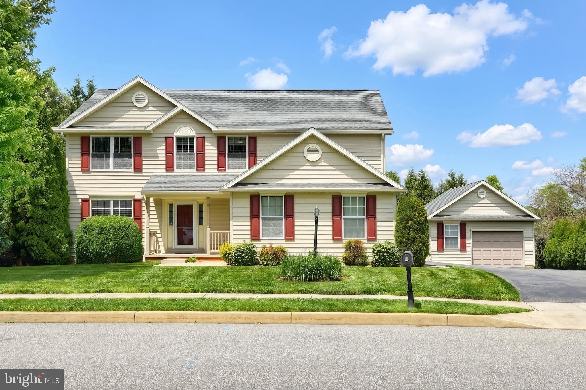Home for sale at 19 Rebecca Lane, York, Pennsylvania 17403, photo 4 of 69