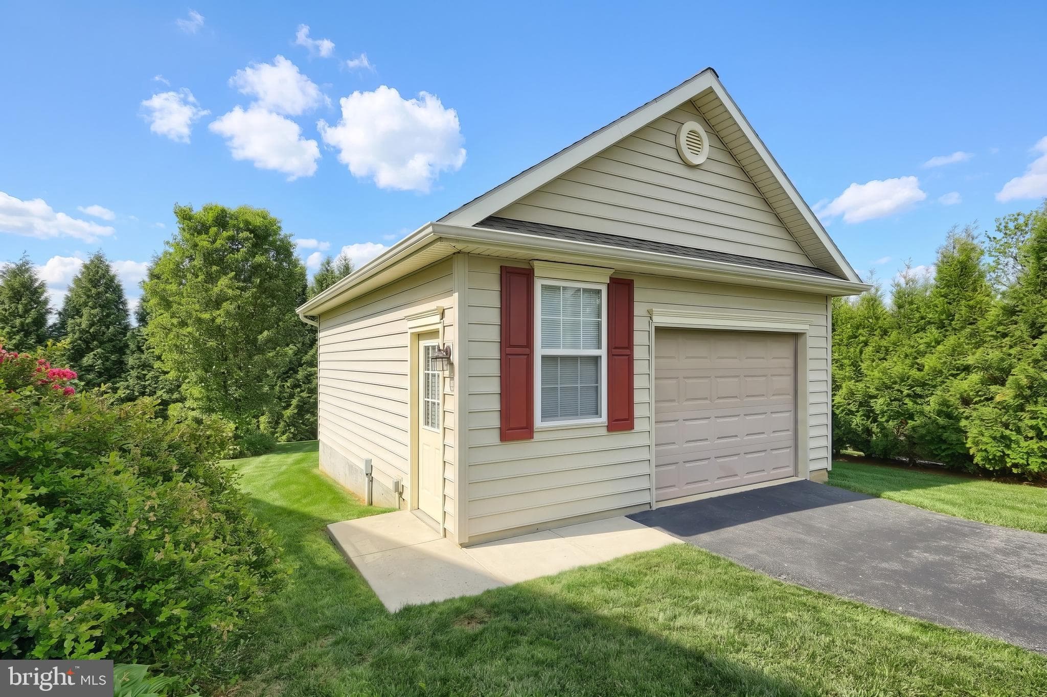 Home for sale at 19 Rebecca Lane, York, Pennsylvania 17403, photo 3 of 3