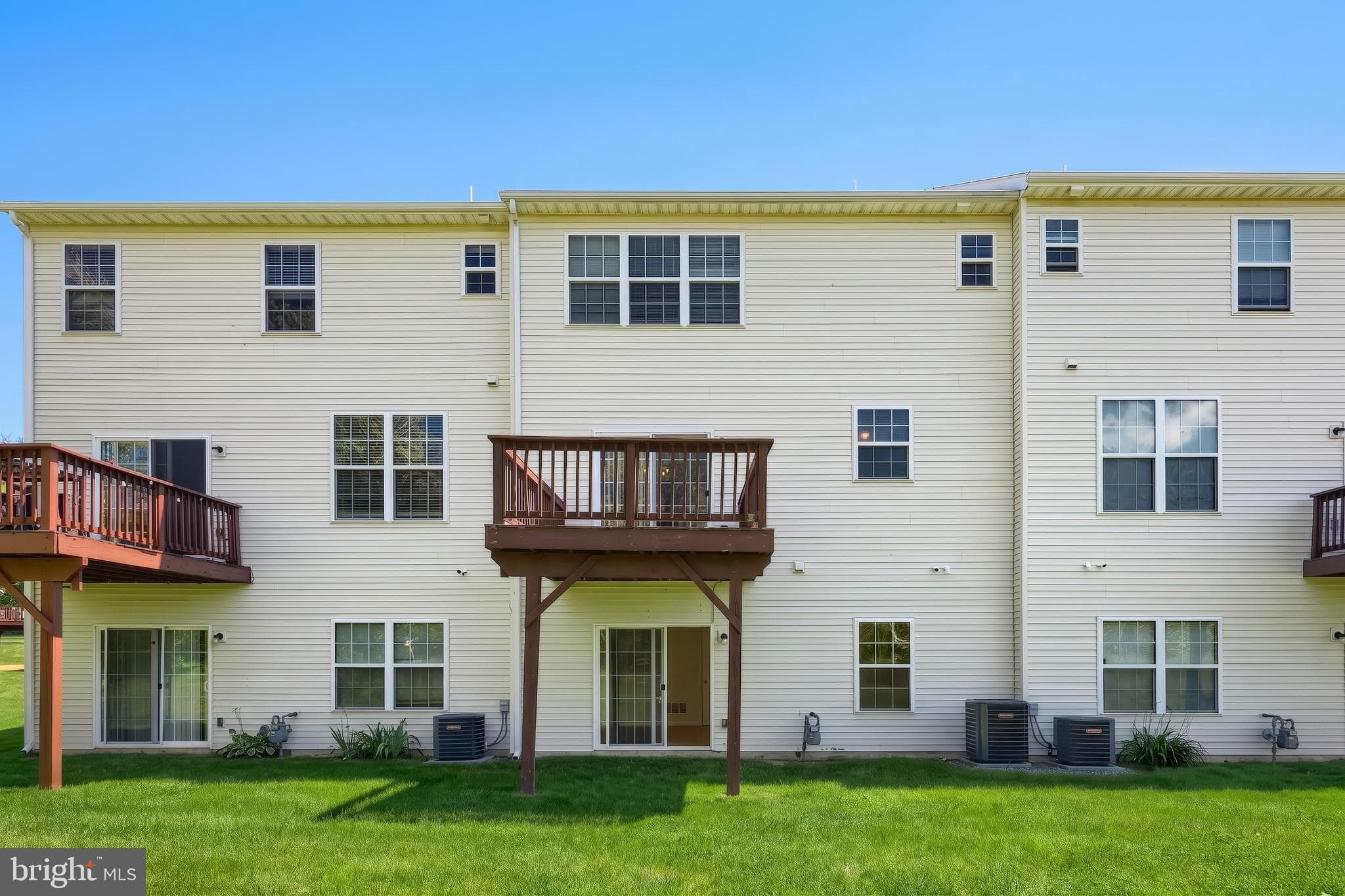 Home for sale at 2312 Sunny Hill Circle 2312, York, Pennsylvania 17406, photo 4 of 31
