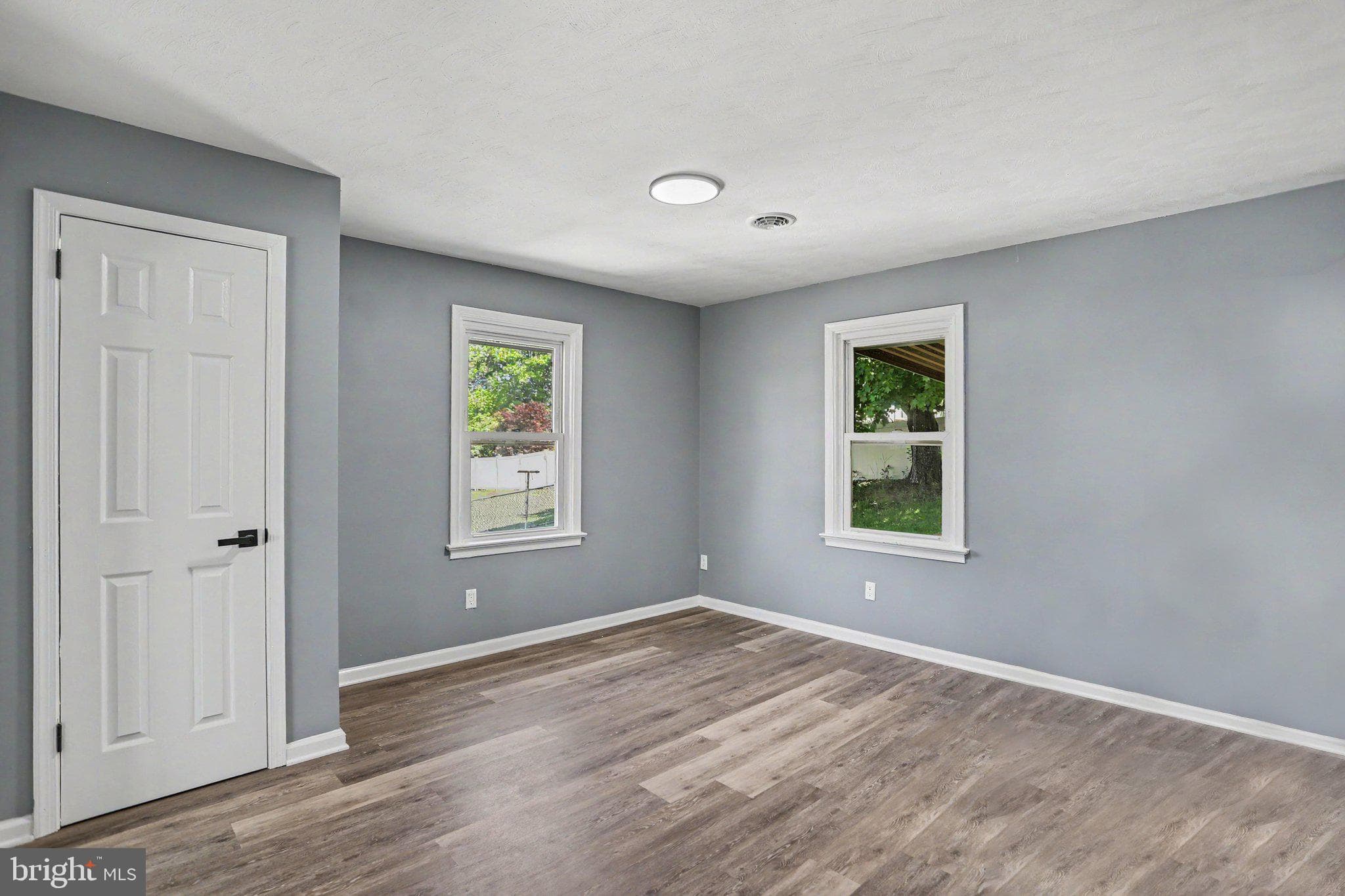 Home for sale at 520 Woodland View Drive, York, Pennsylvania 17406, photo 2 of 3