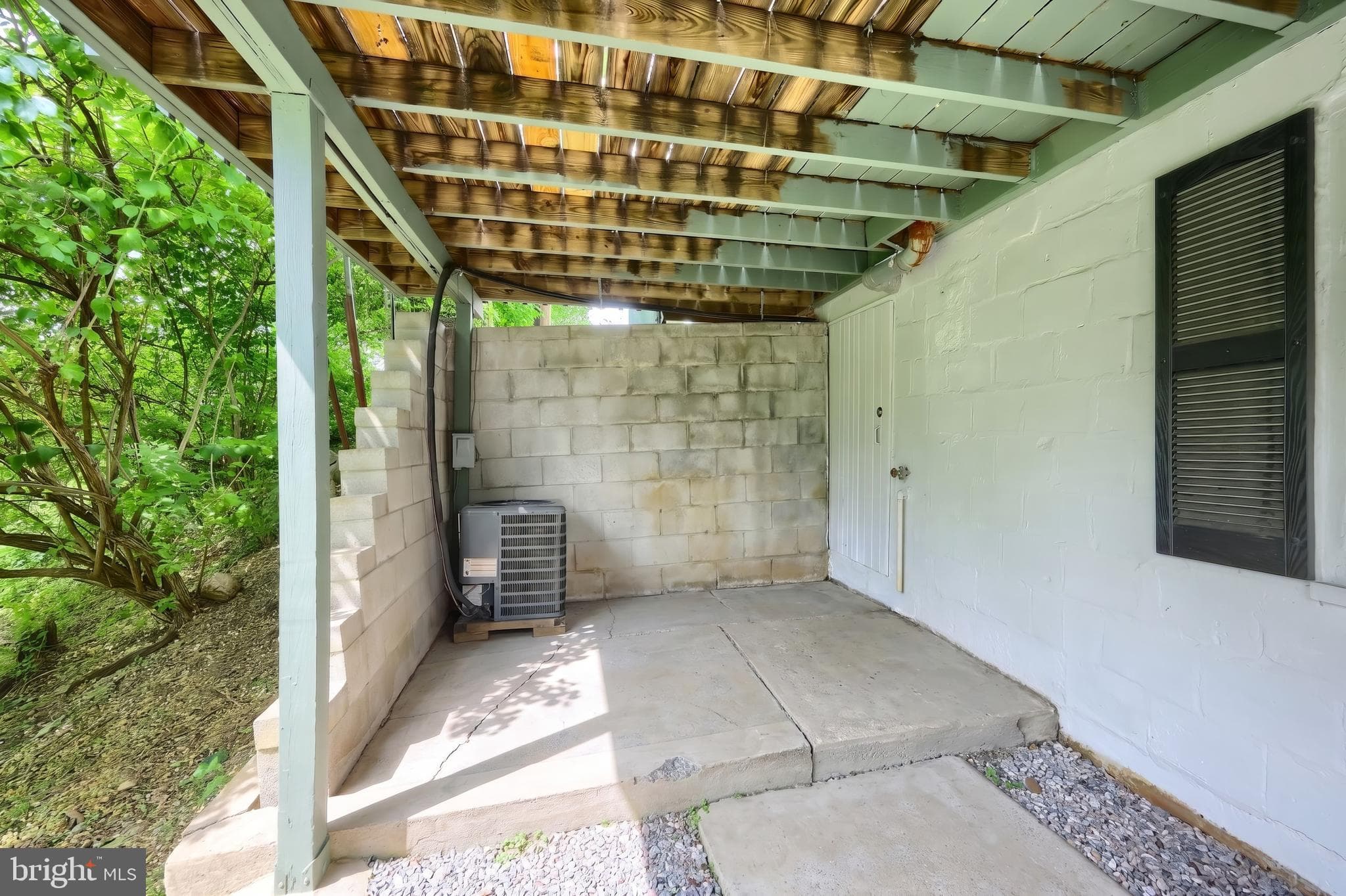 Home for sale at 1410 W Locust Street, York, Pennsylvania 17404, photo 6 of 29