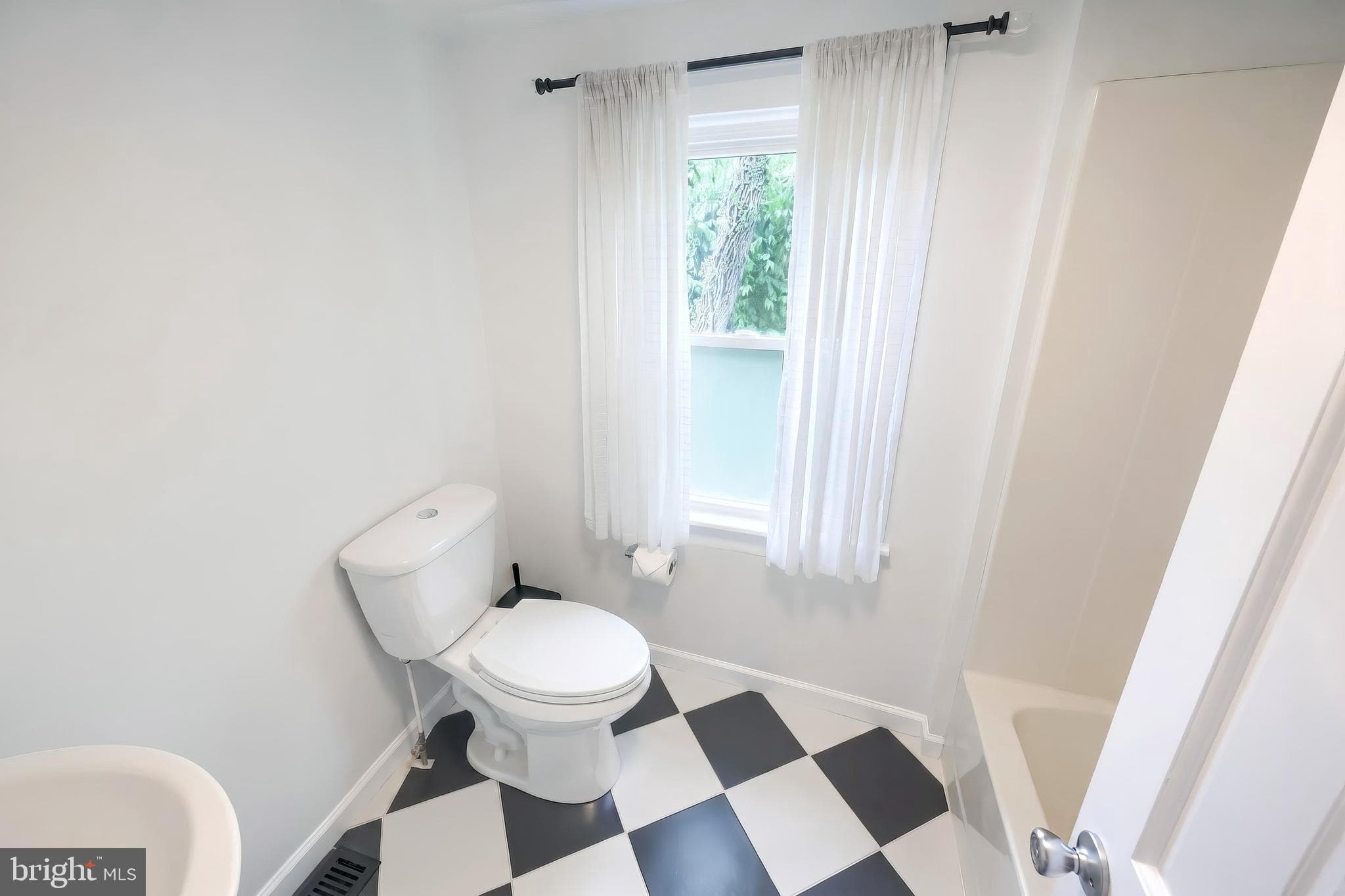 Home for sale at 1410 W Locust Street, York, Pennsylvania 17404, photo 17 of 29