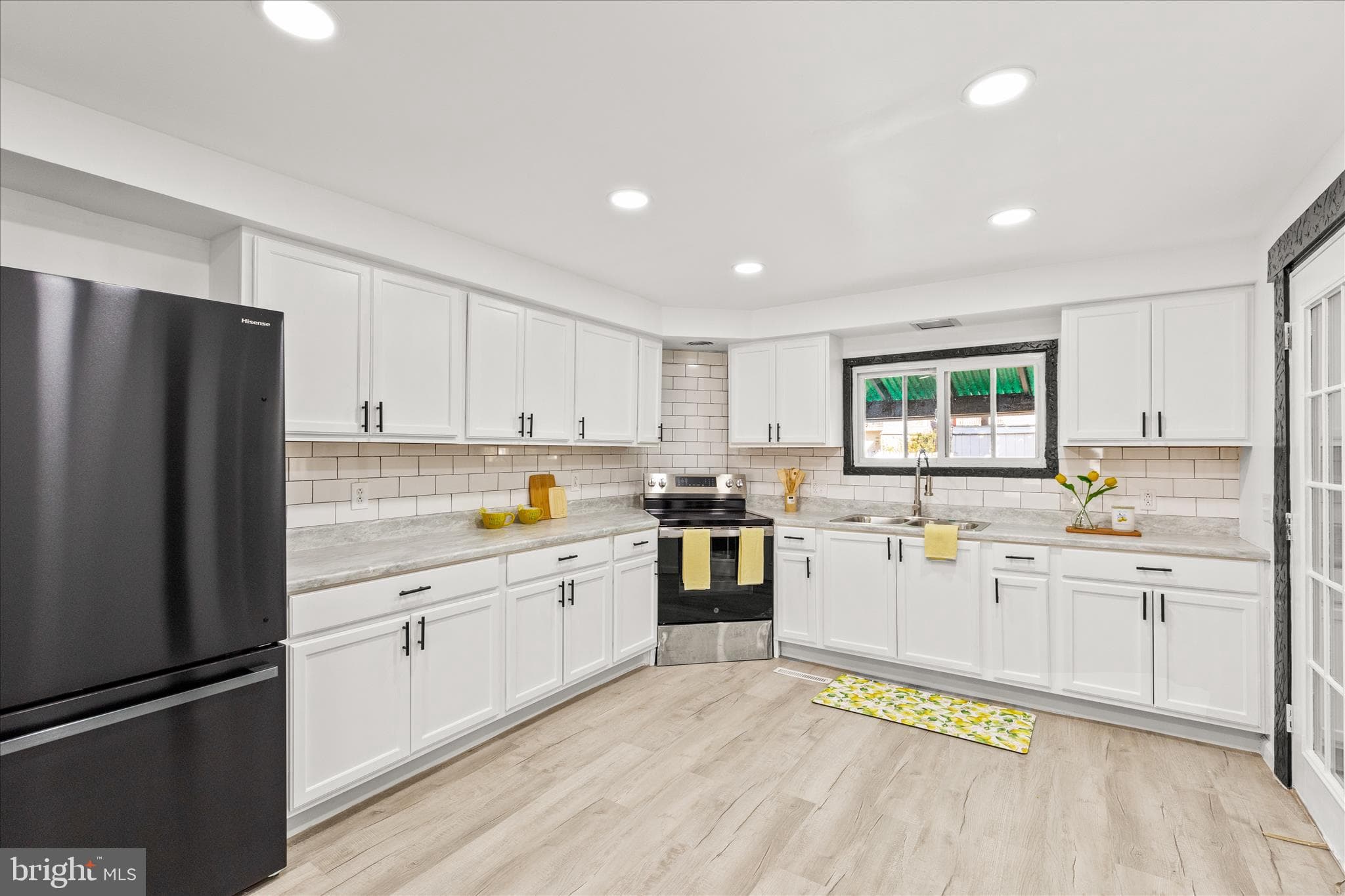 Home for sale at 637 W College Avenue, York, Pennsylvania 17401, photo 10 of 38