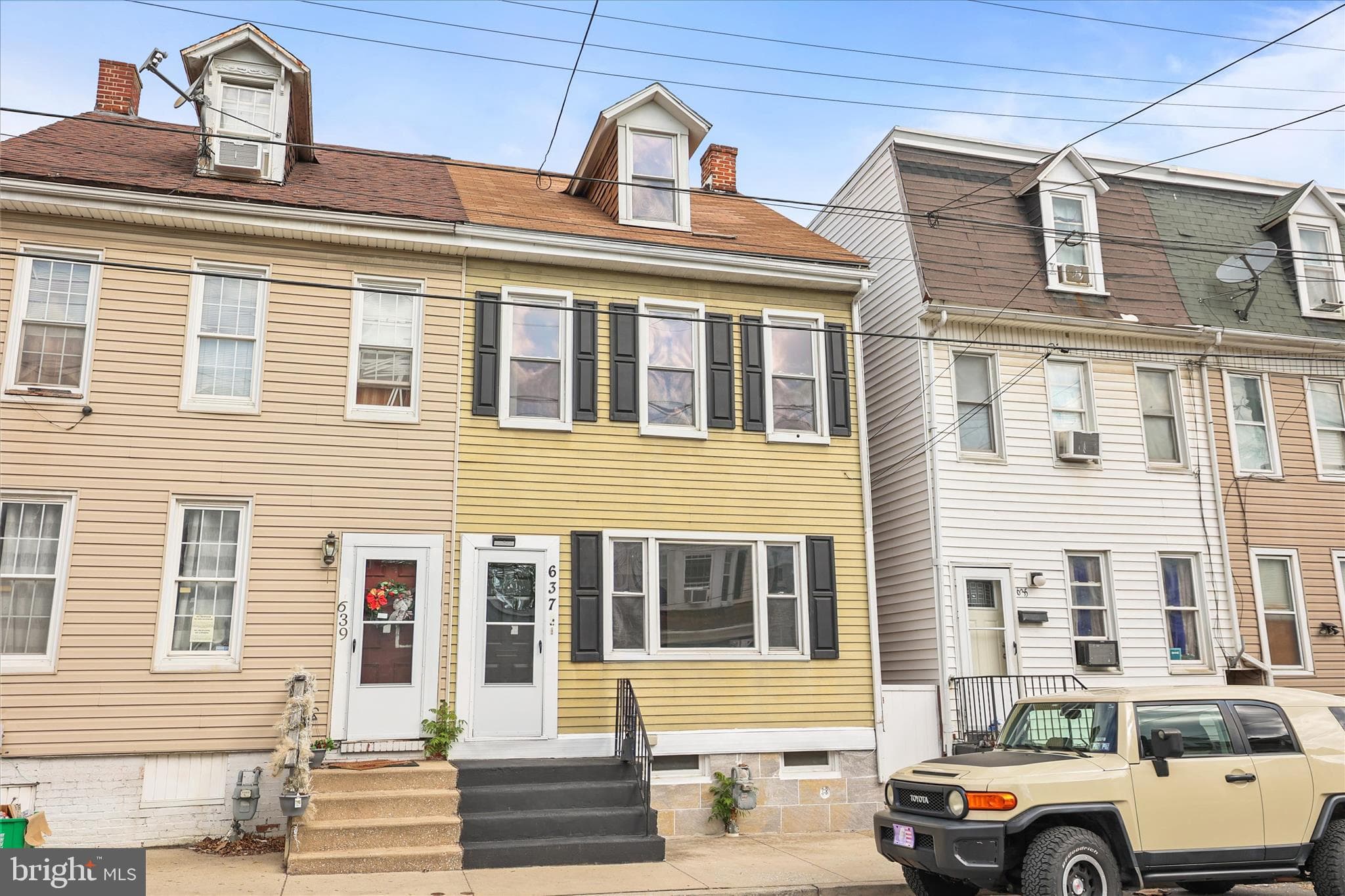 Home for sale at 637 W College Avenue, York, Pennsylvania 17401, photo 2 of 3