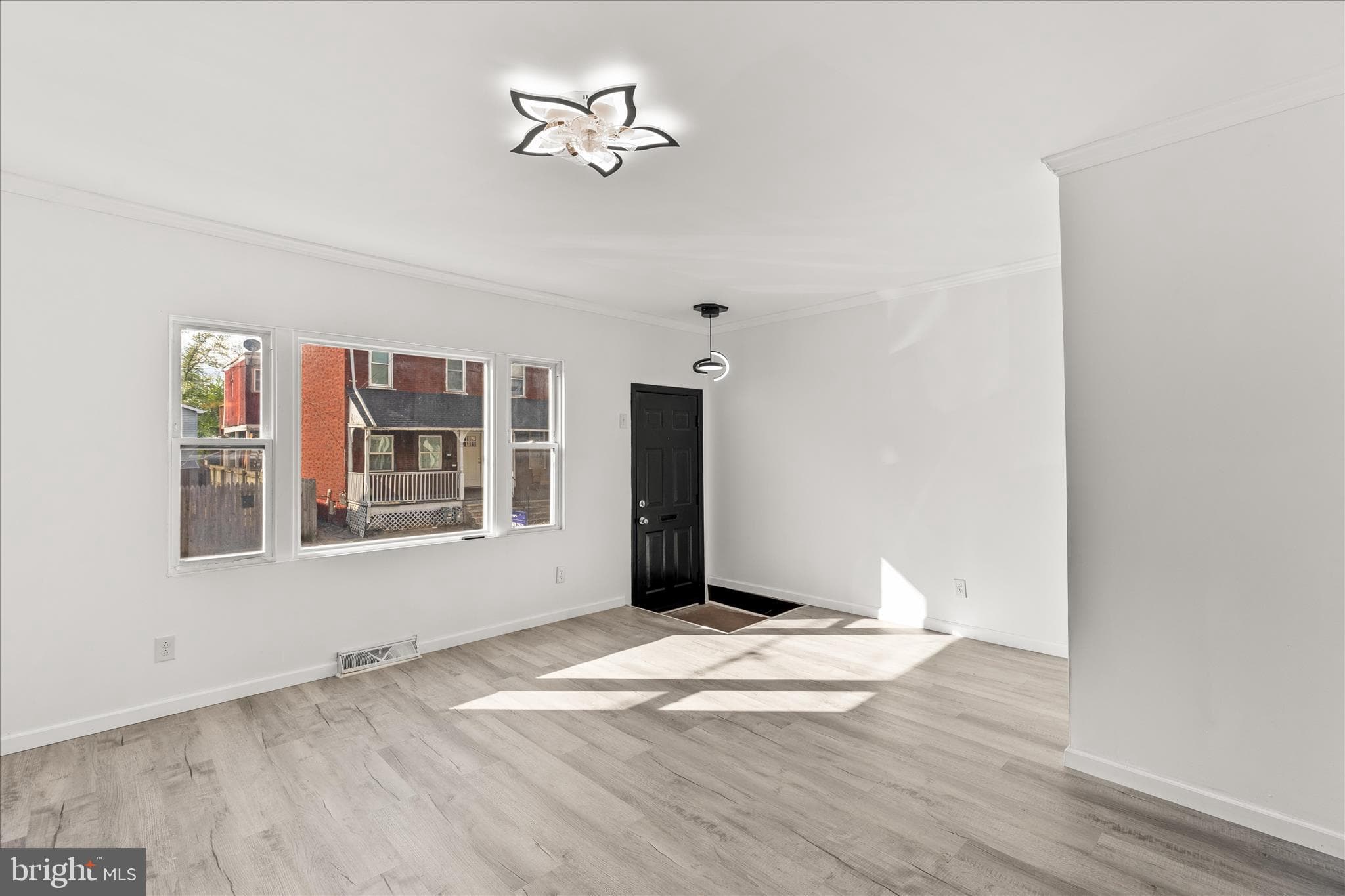 Home for sale at 637 W College Avenue, York, Pennsylvania 17401, photo 4 of 38
