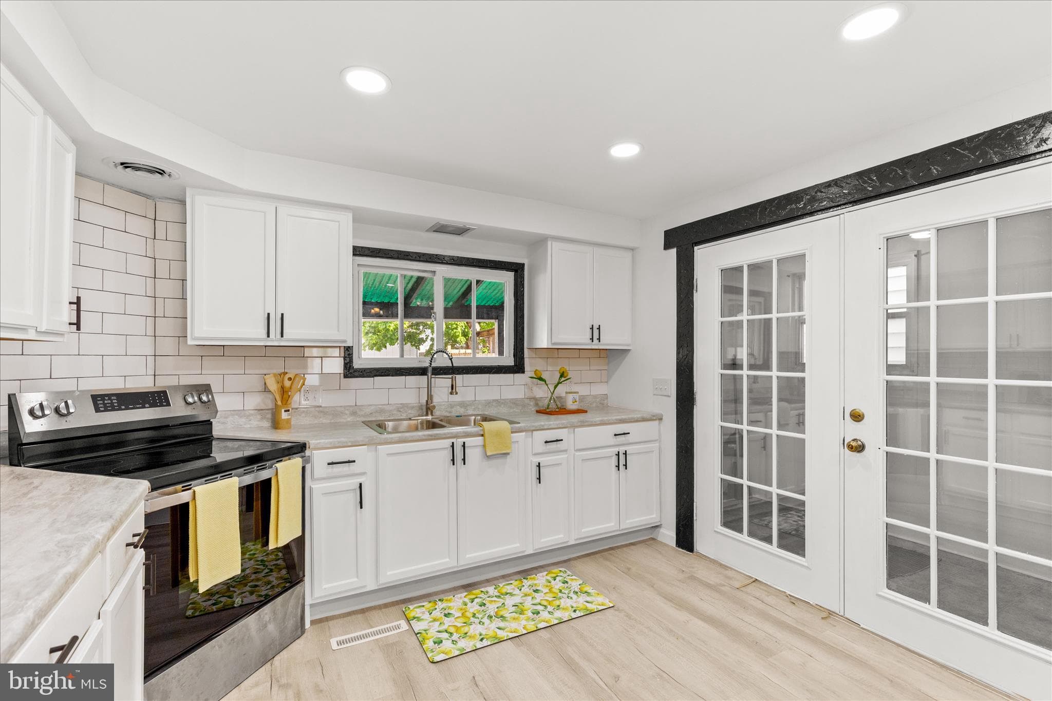Home for sale at 637 W College Avenue, York, Pennsylvania 17401, photo 12 of 38