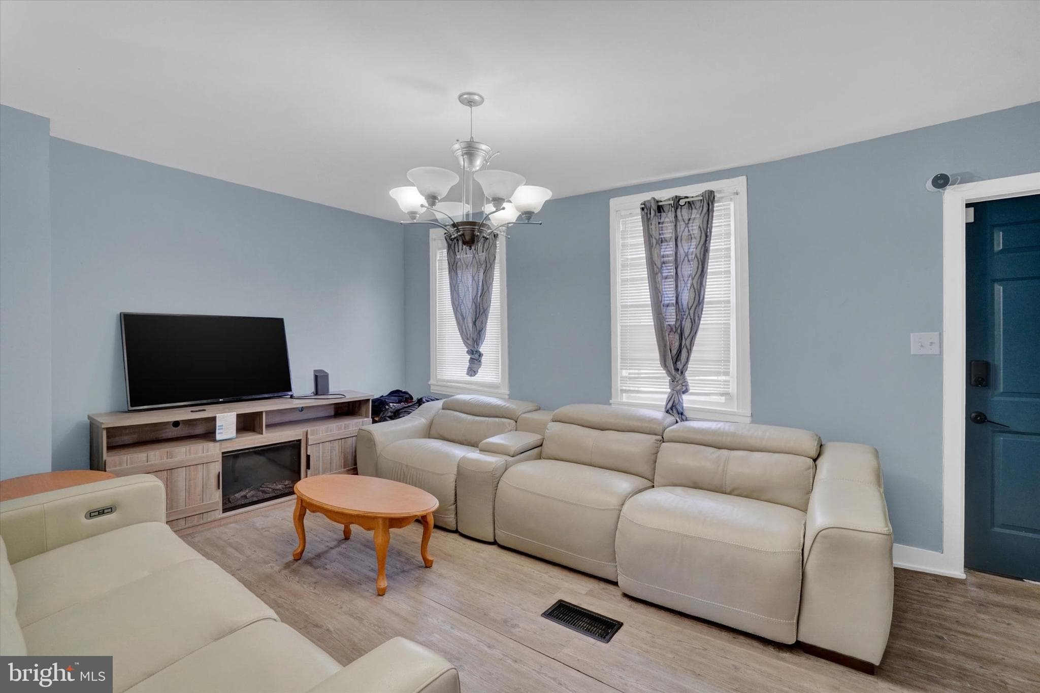 Home for sale at 224 W College Avenue, York, Pennsylvania 17401, photo 3 of 3