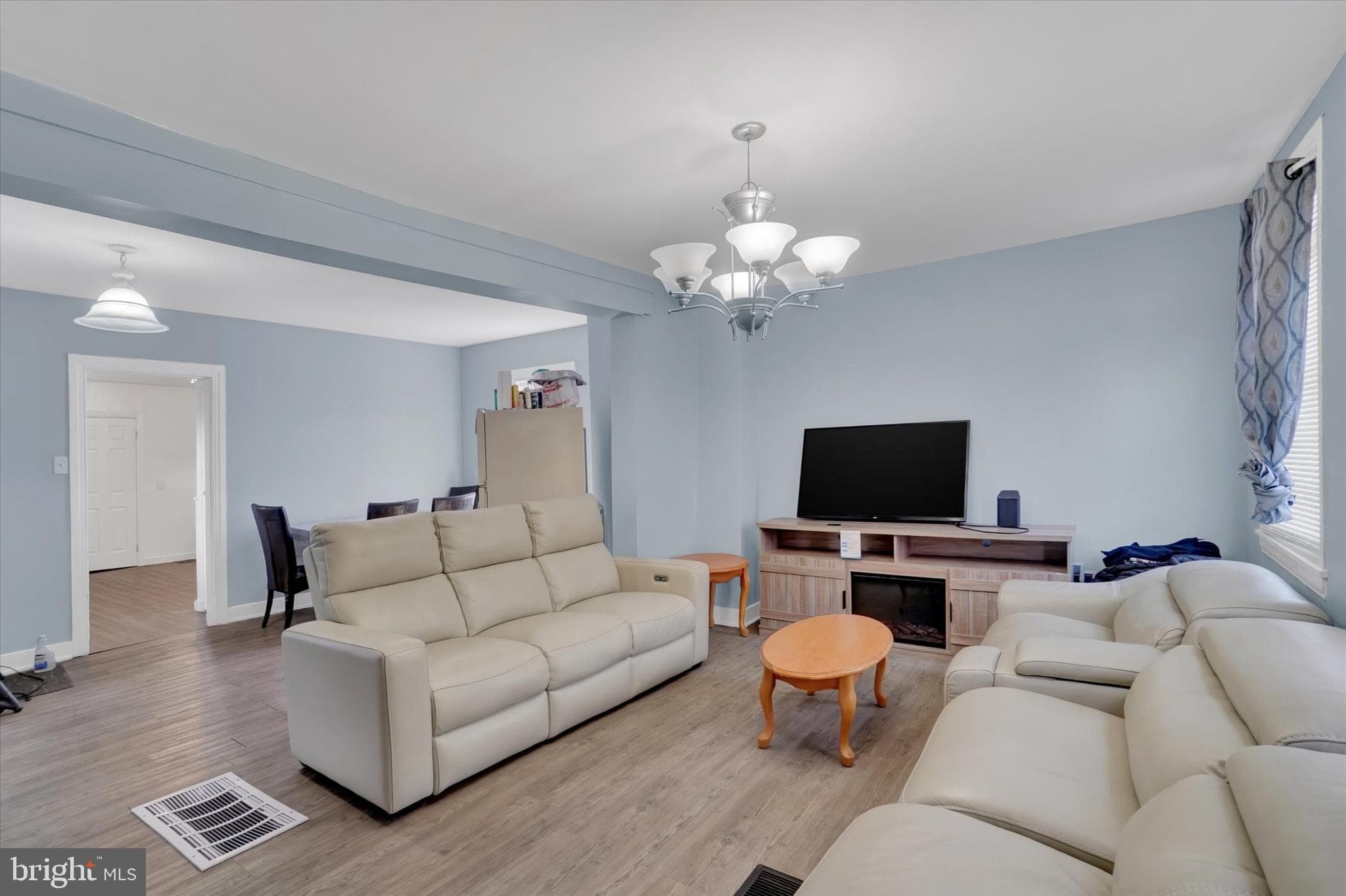 Home for sale at 224 W College Avenue, York, Pennsylvania 17401, photo 2 of 3