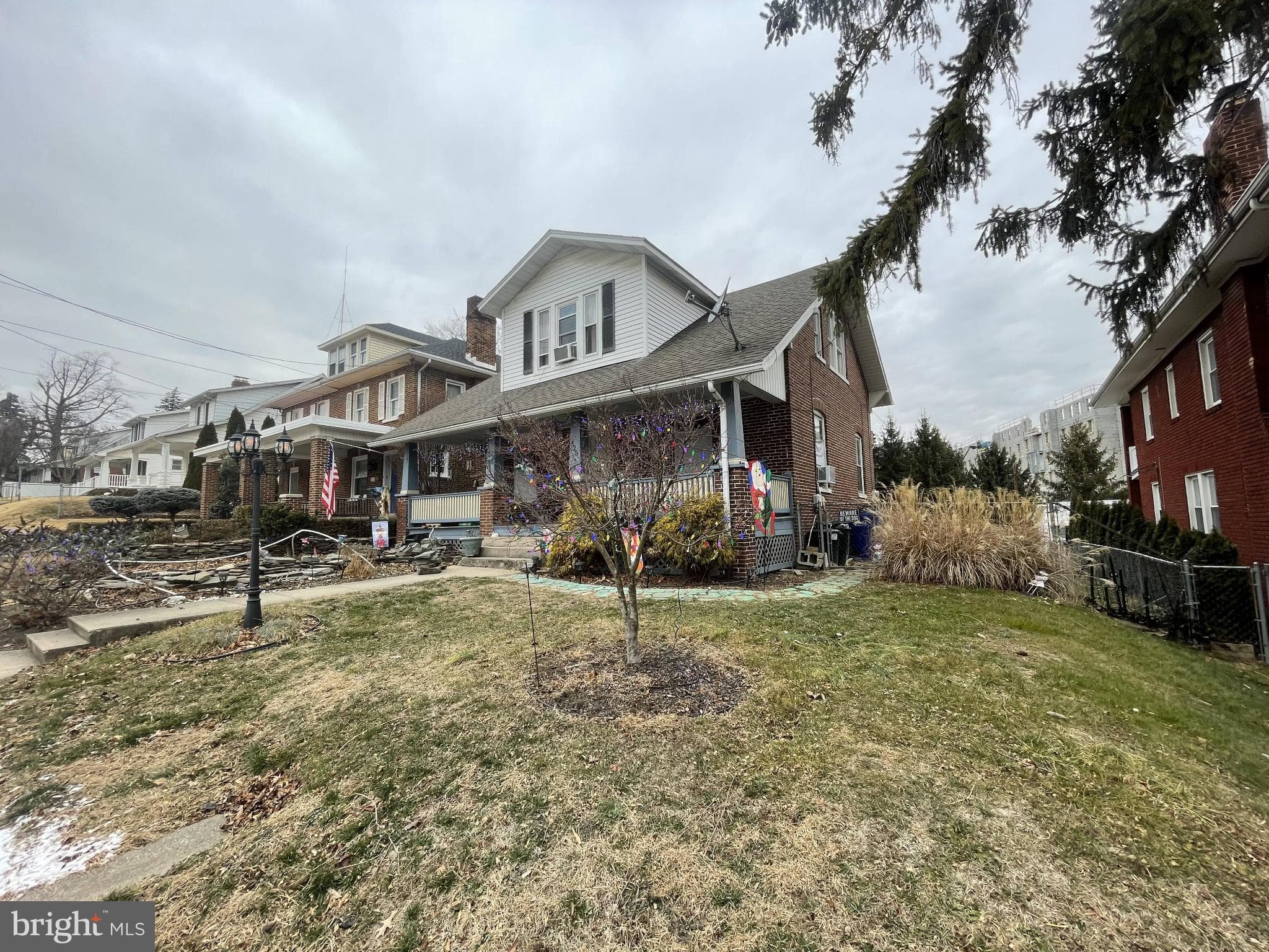 Home for sale at 425 W Jackson Street, York, Pennsylvania 17401, photo 2 of 3