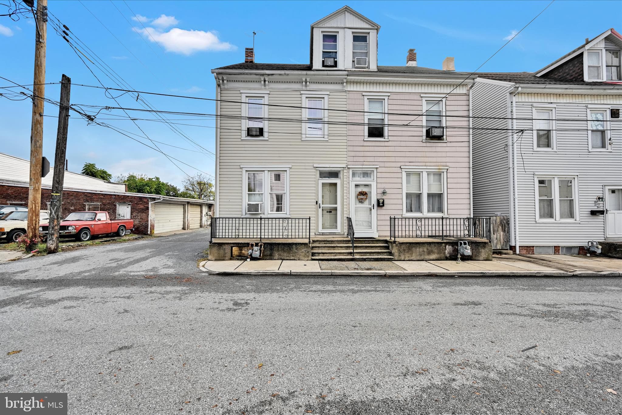 Home for sale at 131 N Cedar Street, York, Pennsylvania 17401, photo 2 of 3