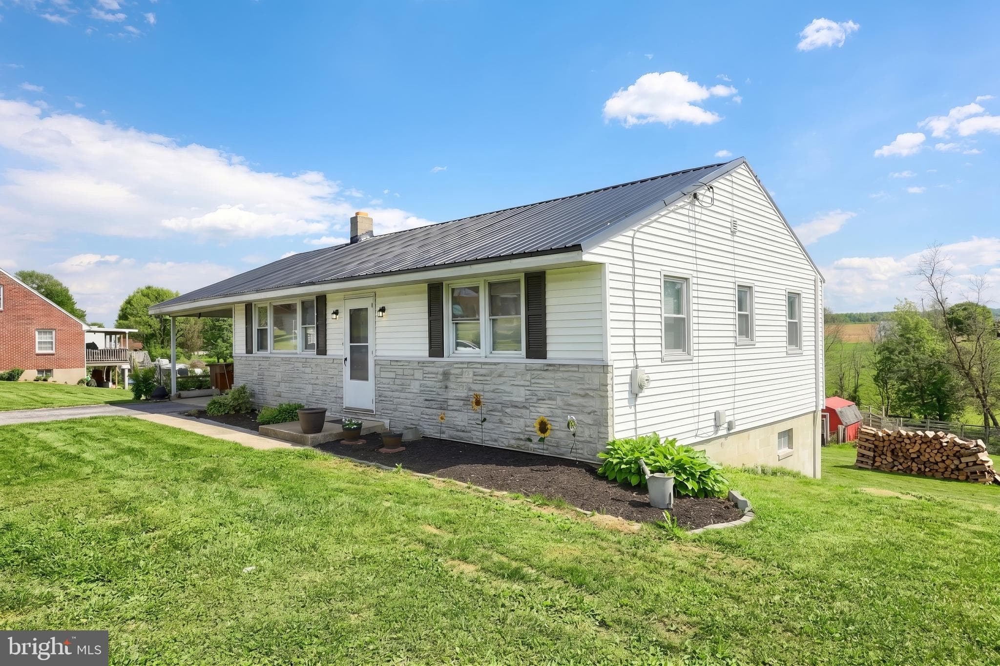 Home for sale at 4834 E Prospect Road, York, Pennsylvania 17406, photo 2 of 3