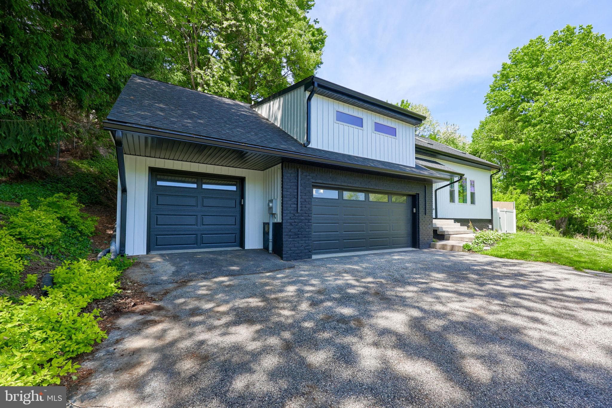 Listing photo of 4-bedroom home at 1321 Valley View Road, York, Pennsylvania 17403, photo 1 of 3
