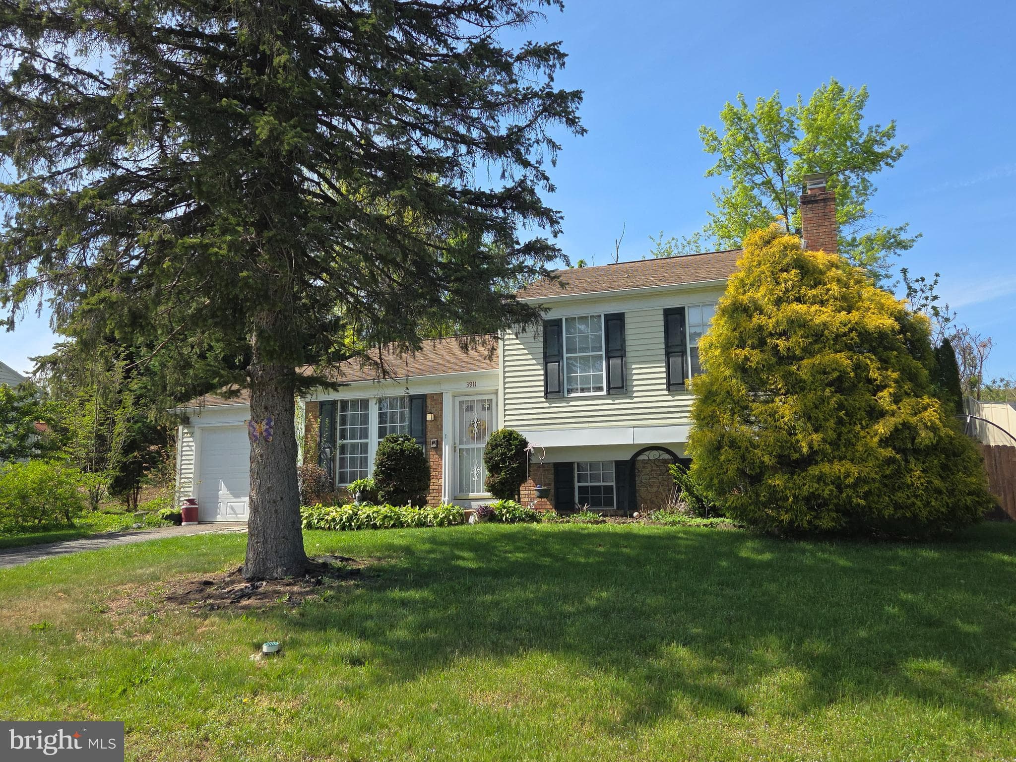 Listing photo of 3-bedroom home at 3911 Sandra Drive, York, Pennsylvania 17402, photo 1 of 3